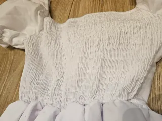 Vestido blanco corto con volantes