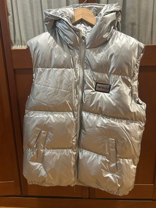 Chaleco acolchado plateado con capucha