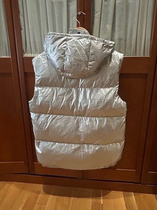 Chaleco acolchado plateado con capucha