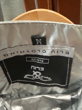 Chaleco acolchado plateado con capucha