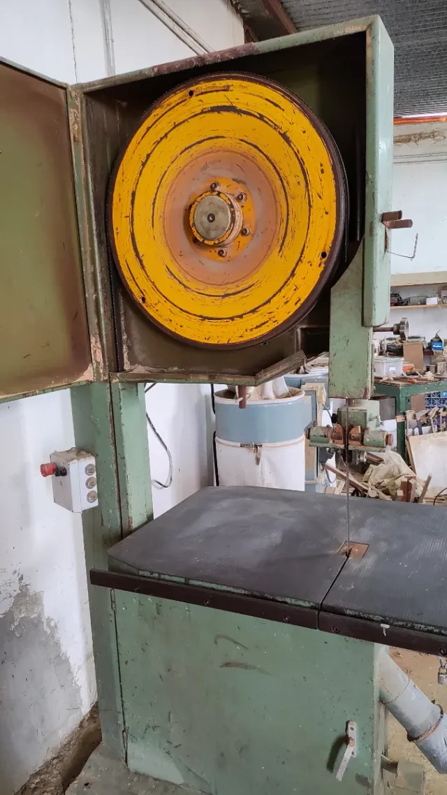 Sierra de cinta industrial