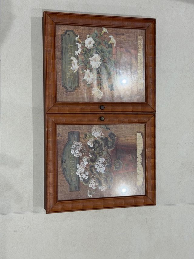 Cuadro de llaves de madera y metal