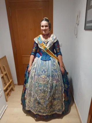 Traje de Fallera con zapatos talla 38.