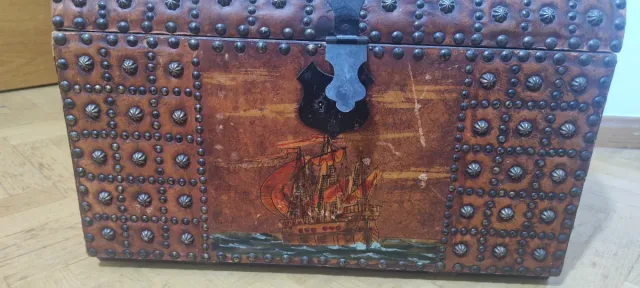 BAÚL ANTIGUO CUERO FORJA MADERA