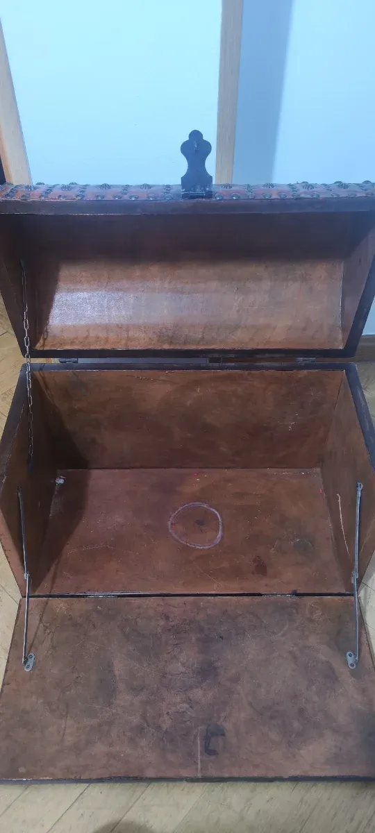 BAÚL ANTIGUO CUERO FORJA MADERA