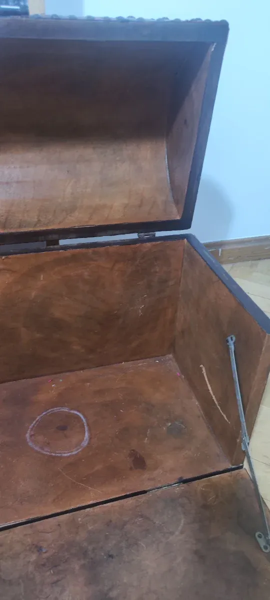 BAÚL ANTIGUO CUERO FORJA MADERA