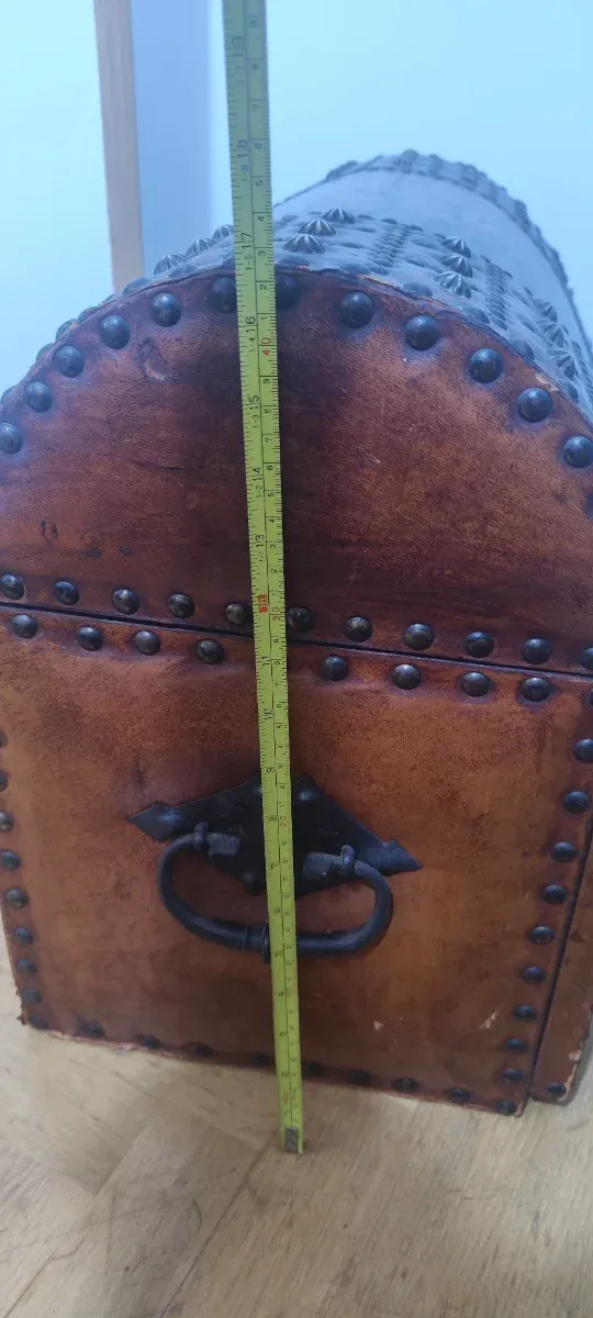 BAÚL ANTIGUO CUERO FORJA MADERA