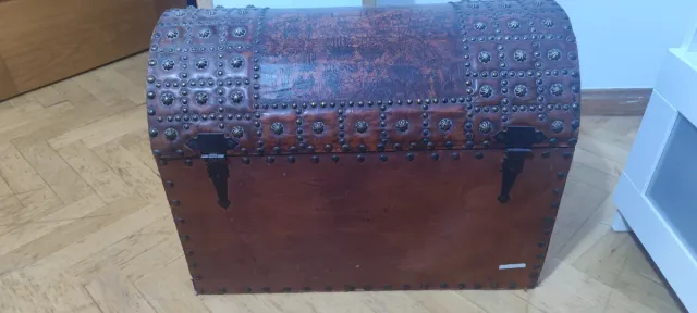 BAÚL ANTIGUO CUERO FORJA MADERA