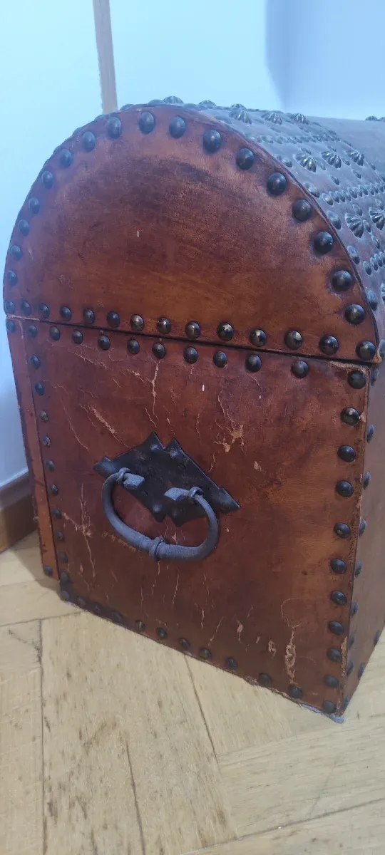 BAÚL ANTIGUO CUERO FORJA MADERA