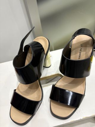 Sandalias charol fiesta negras tacón dorado T37