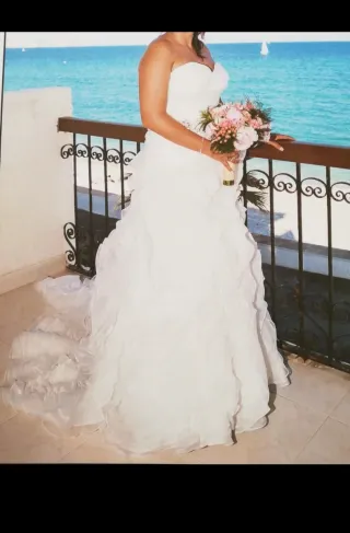 Vestido de novia blanco marca Adriana Alier