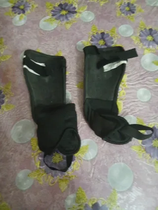 Espinilleras Fútbol TEAM QUEST Negras