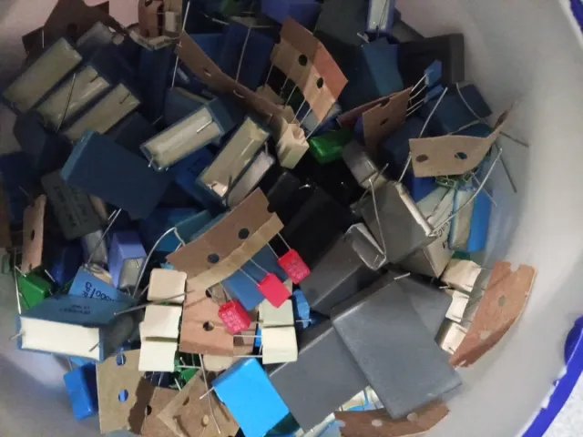 1kg Condensadores Electrónicos Variados