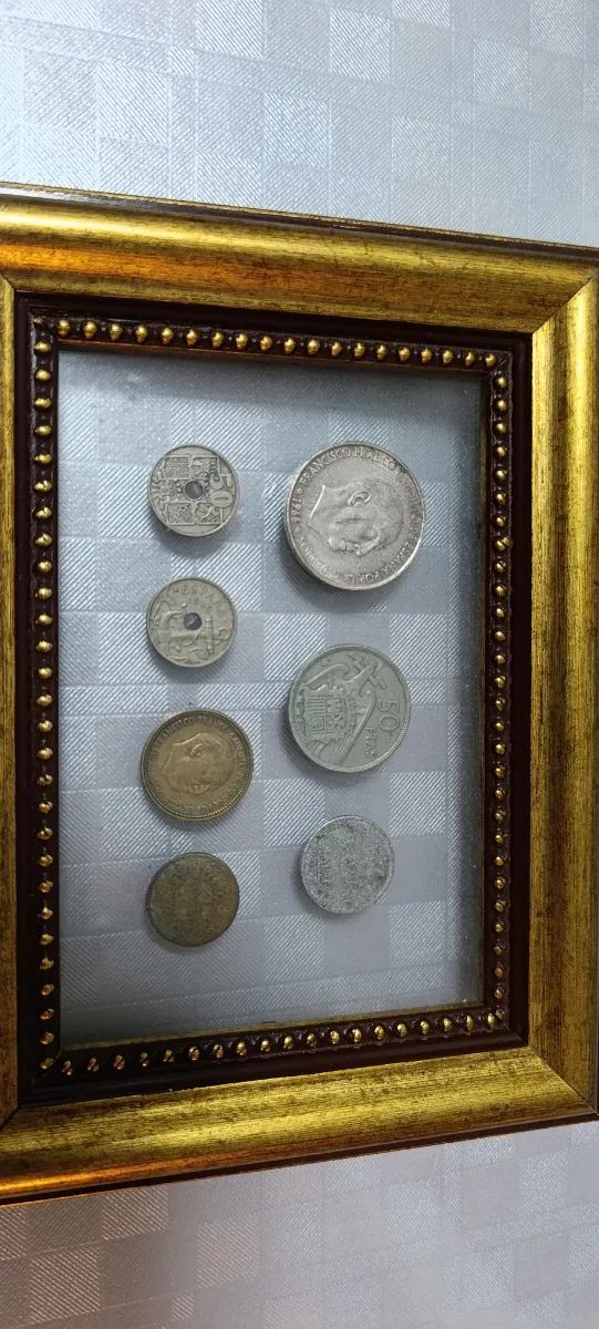 Colección de monedas antiguas enmarcada