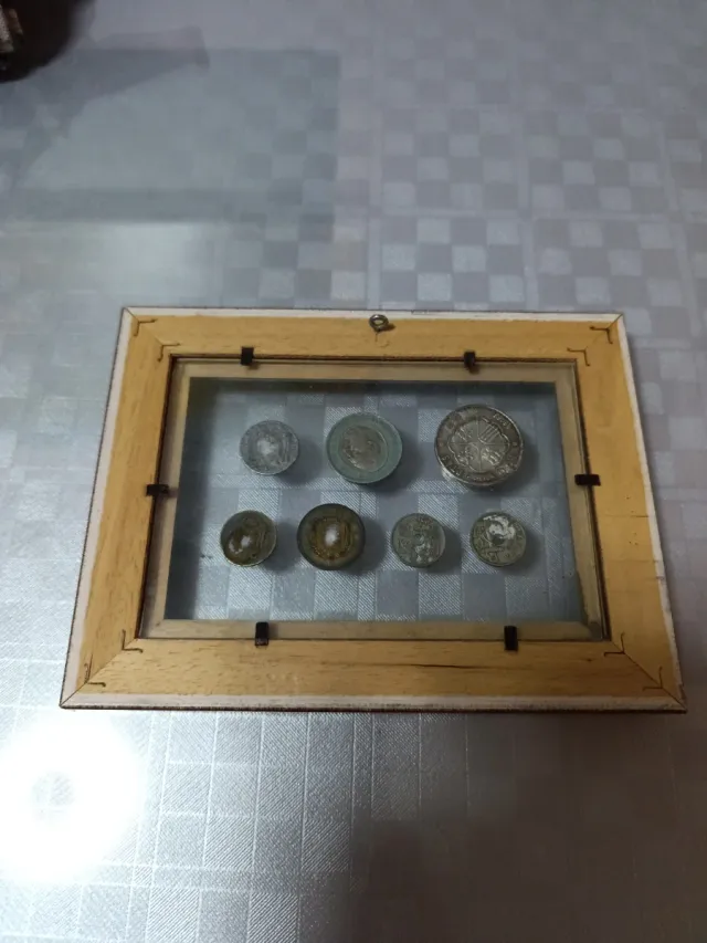 Colección de monedas antiguas enmarcada