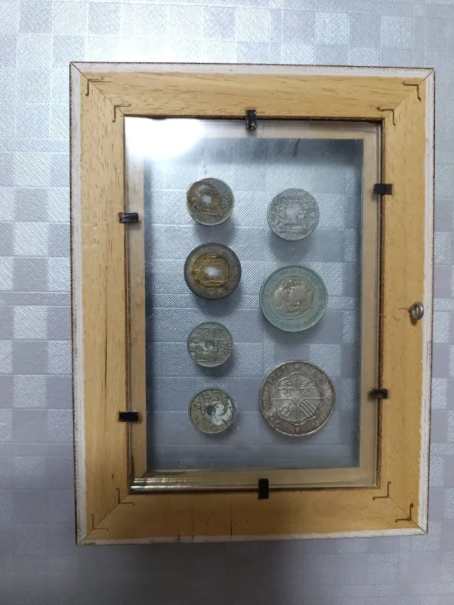Colección de monedas antiguas enmarcada