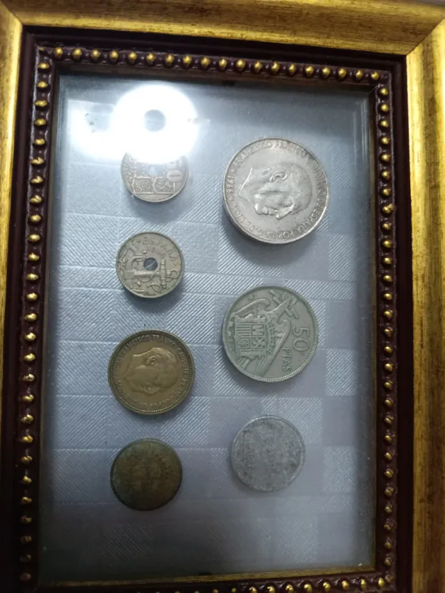 Colección de monedas antiguas enmarcada