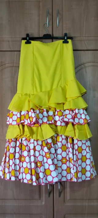 Traje de flamenca amarillo volantes