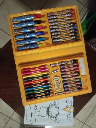 Astuccio Garfield con colori assortiti