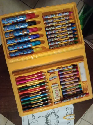 Astuccio Garfield con colori assortiti