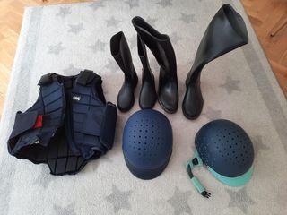 Accesorios hípica: chaleco, botas y cascos