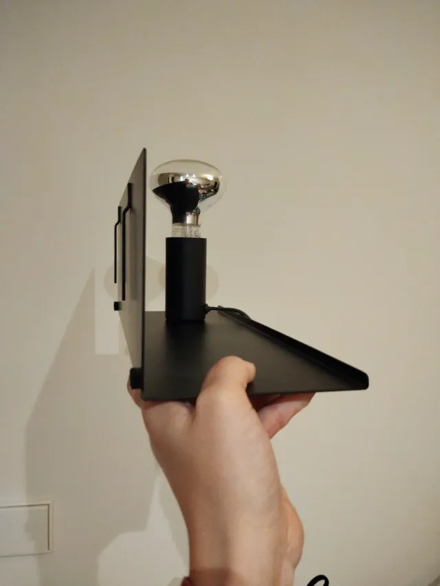 Aplique pared con estante negro