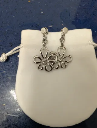 Colgante y pendientes Lotus. Acero