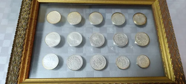 Colección de monedas enmarcada
