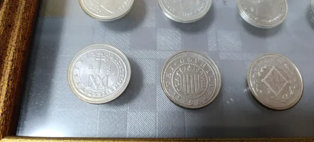 Colección de monedas enmarcada