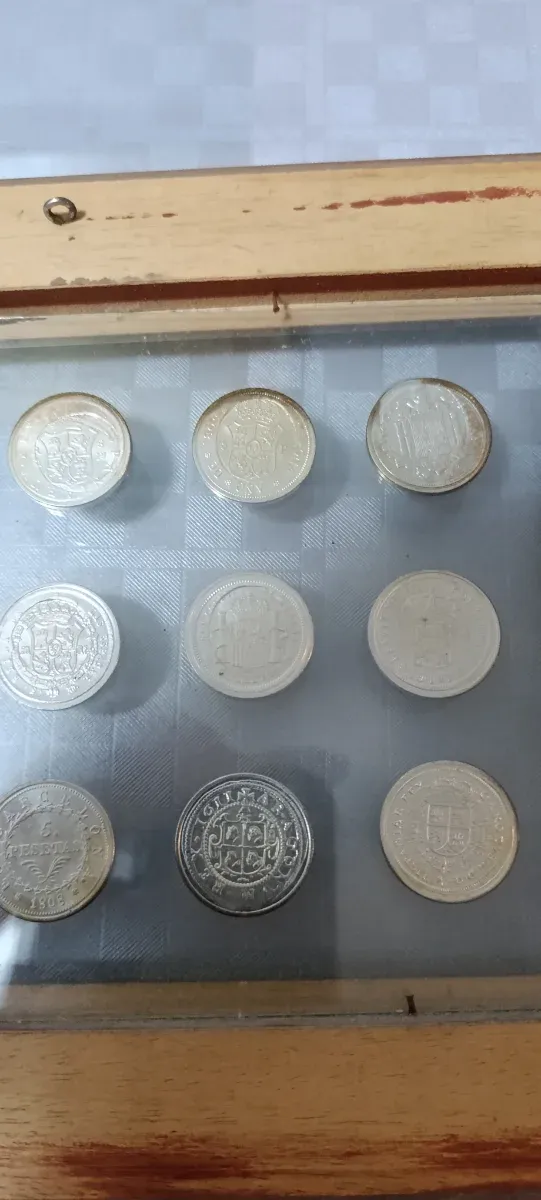 Colección de monedas enmarcada