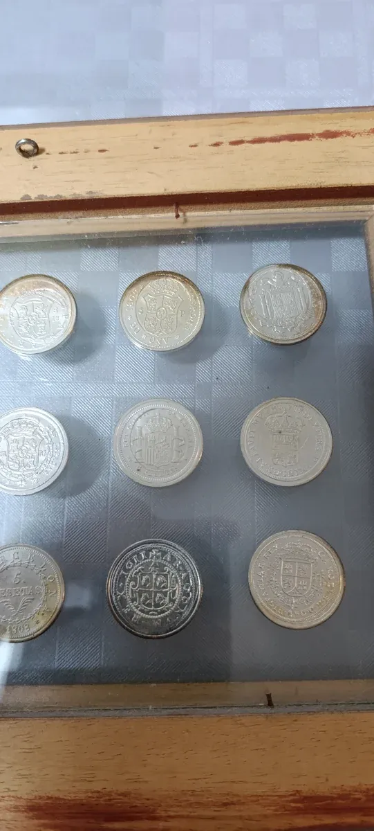 Colección de monedas enmarcada