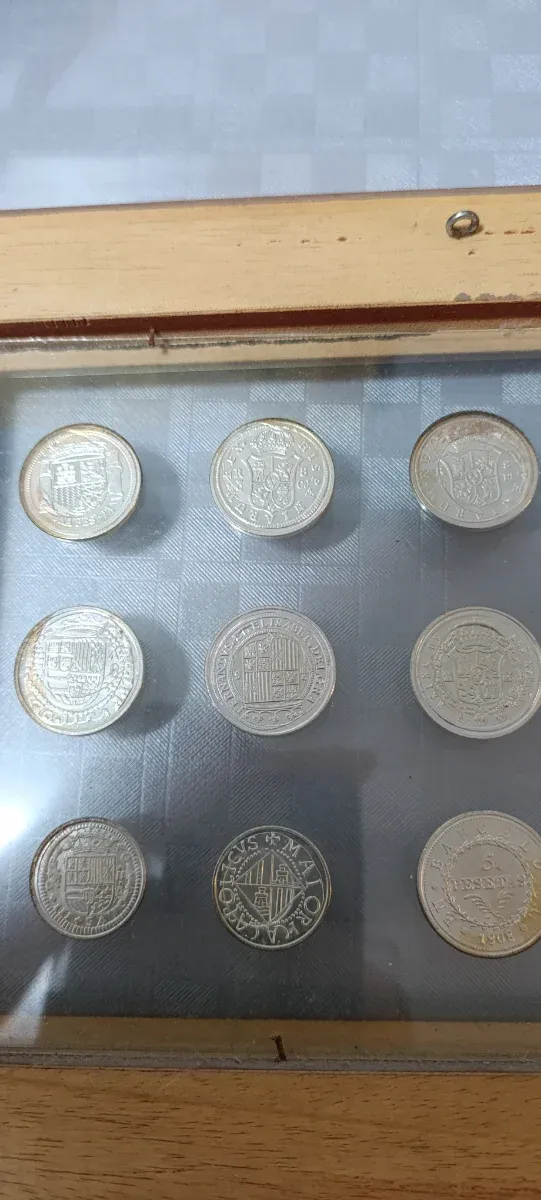 Colección de monedas enmarcada
