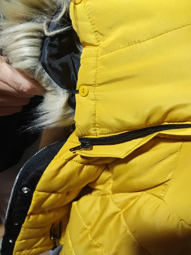 Abrigo amarillo con capucha y pelo