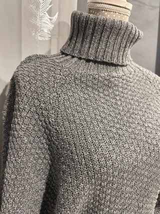 Jersey Stradivarius Cuello Alto Gris Talla M