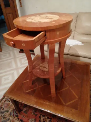 Tavolino artigianale in legno con cassetto.