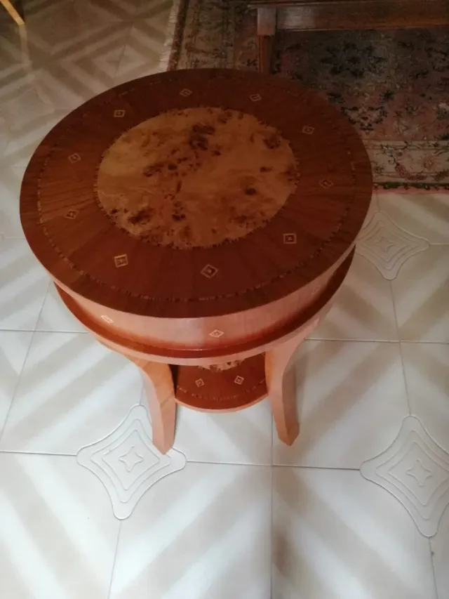 Tavolino artigianale in legno con cassetto.