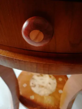 Tavolino artigianale in legno con cassetto.