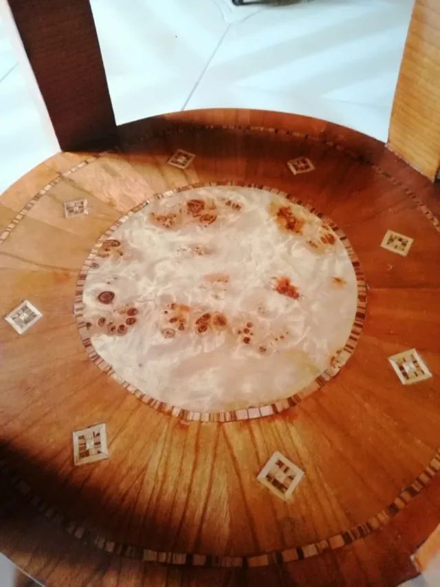 Tavolino artigianale in legno con cassetto.