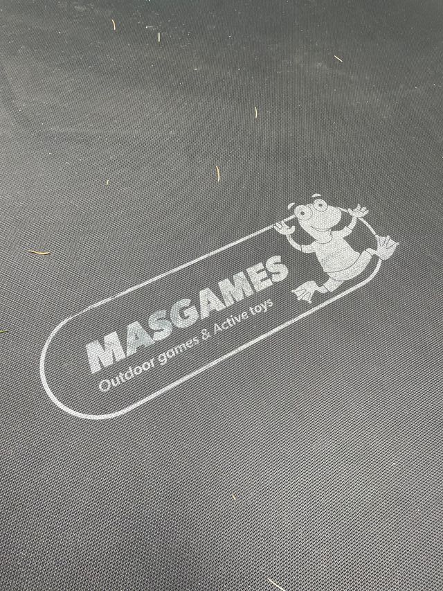 Cama elástica jardín con red seguridad