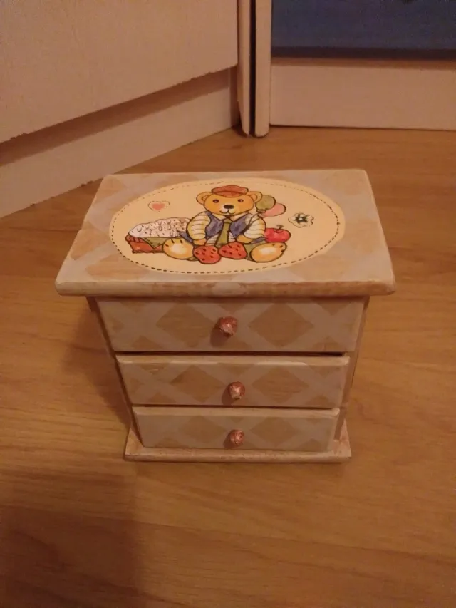 Caixa de joias infantil com ursinho e flores