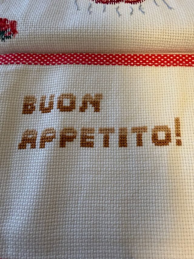 Portatovaglioli ricamati a mano