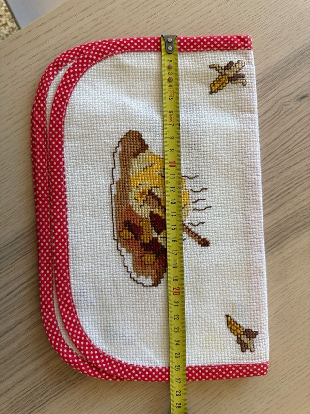 Portatovaglioli ricamati a mano