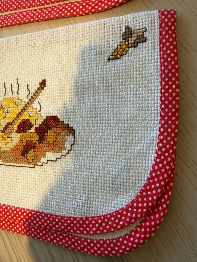 Portatovaglioli ricamati a mano