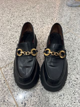 Mocasines Zara Negros con Cadena Dorada