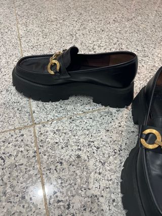 Mocasines Zara Negros con Cadena Dorada