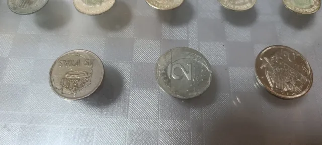 Colección de monedas antiguas enmarcada