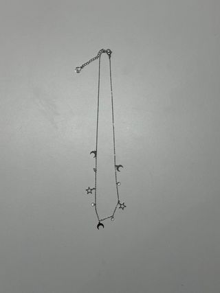 Collar plateado con lunas y estrellas