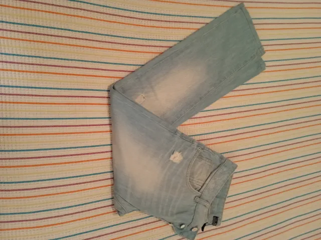 Pantalón vaquero Bershka desgastado. Talla 40