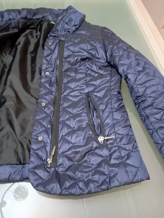 Chaqueta azul brillante acolchada