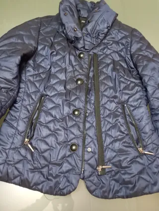 Chaqueta azul brillante acolchada